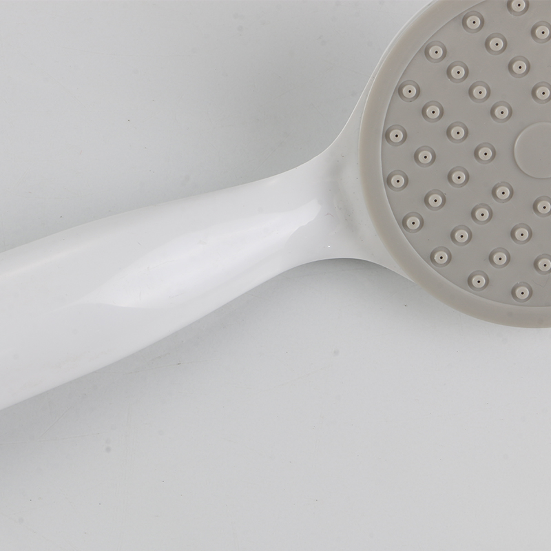 Hoe verbetert een plastic douchekop de schoonheid en het algehele ontwerp van een badkamer?