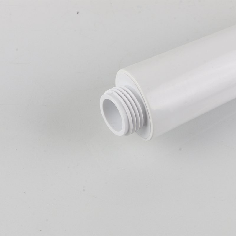 Hoe u een beschimmelde plastic douchekop op natuurlijke wijze diep kunt reinigen